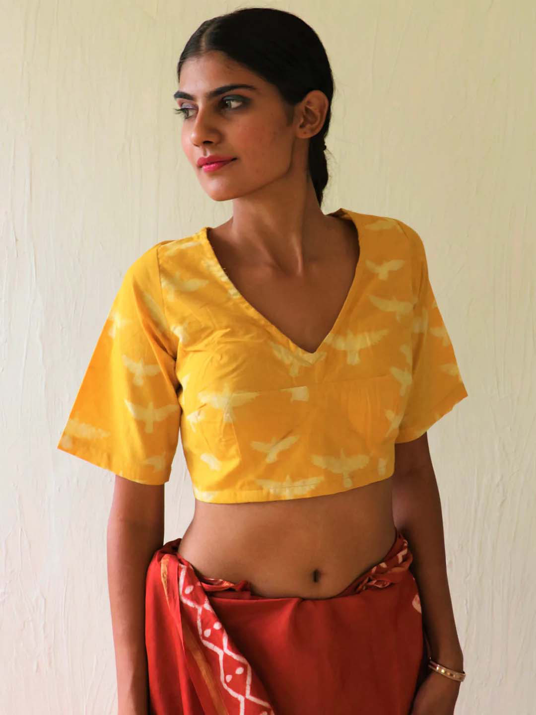 

Chidiyaa Women Yellow Printed Cotton Saree Blouse