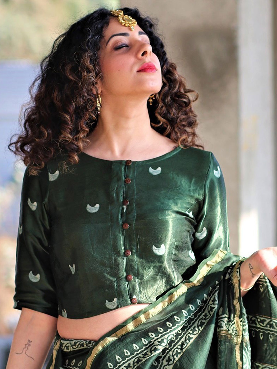 

Chidiyaa Women Green Printed Silk Saree Blouse