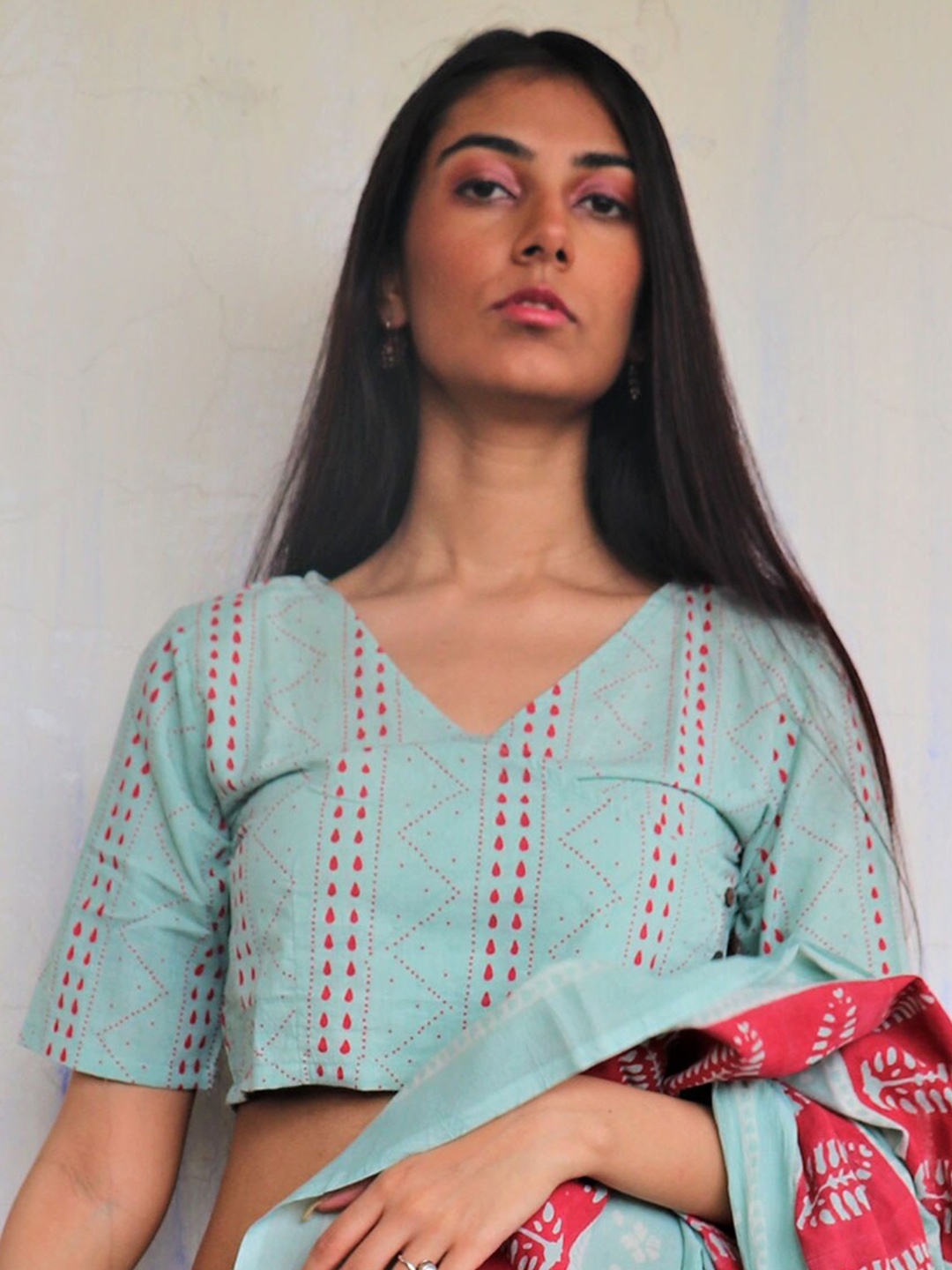 

Chidiyaa Women Blue & Red Printed Cotton Saree Blouse