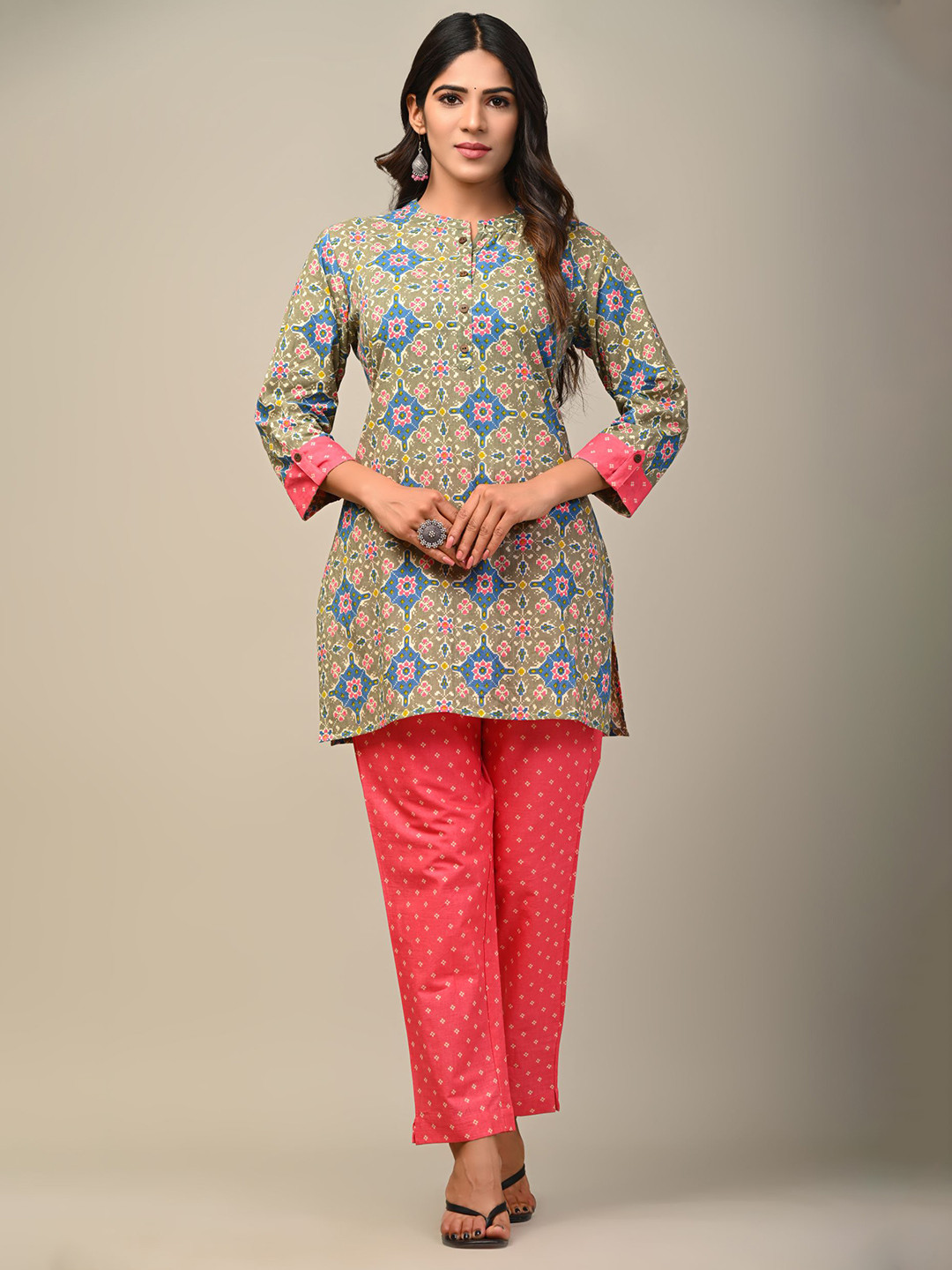 

DHRTI Women Green Floral Printed Pure Cotton Kurti with Trouser