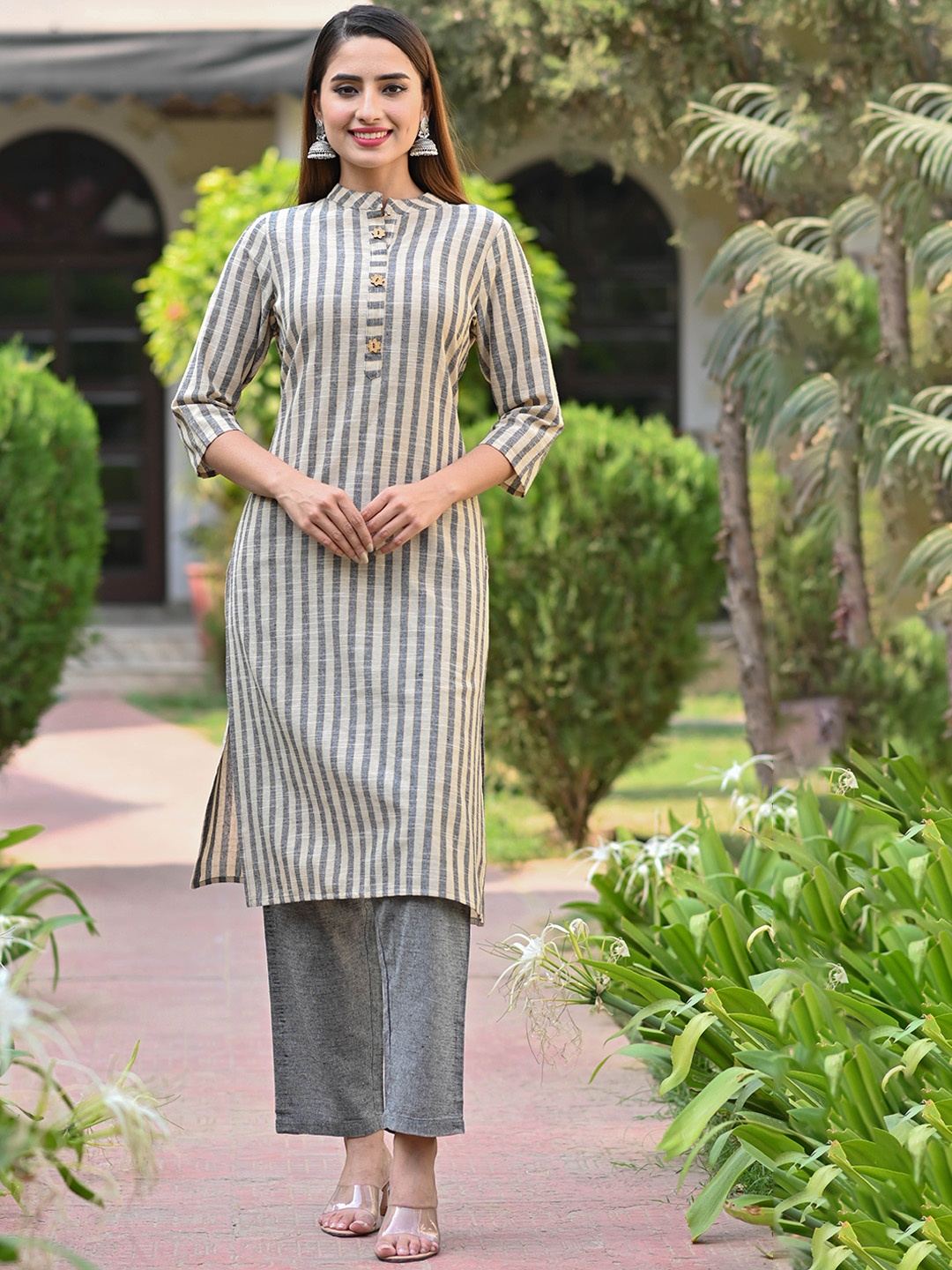 

DORIYA Women Grey Printed Kurta With Trousers