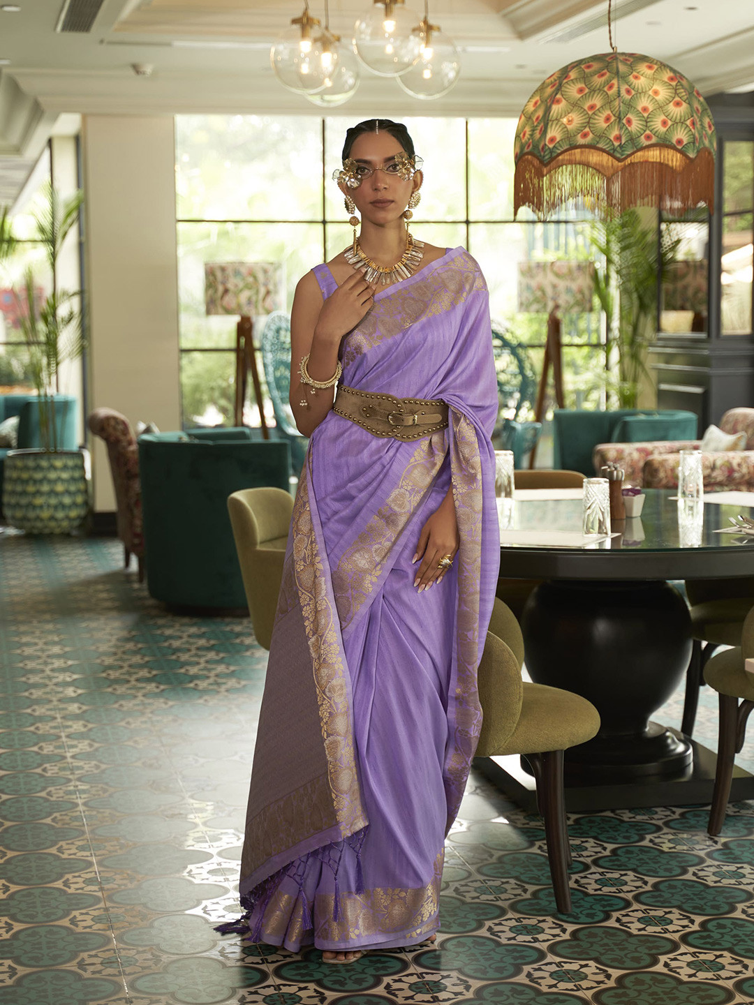 

elora Women Purple & Gold-Toned Woven Design Zari Silk Blend Banarasi Saree