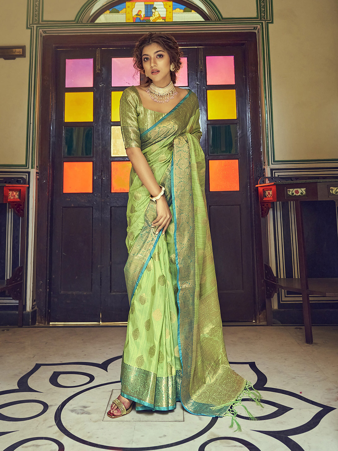 

elora Women Green & Silver-Toned Woven Design Zari Silk Blend Banarasi Saree