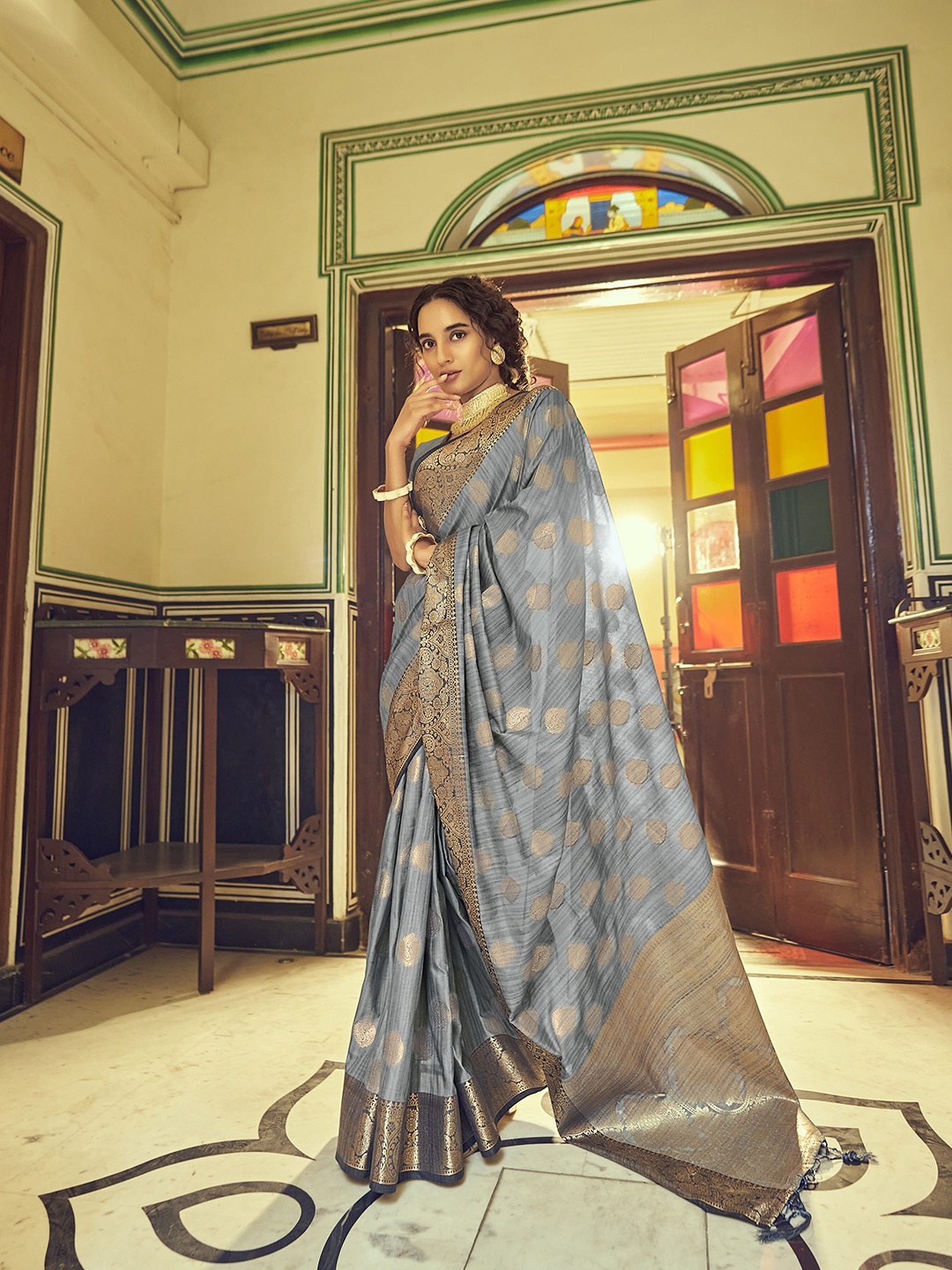 

elora Women Grey & Gold-Toned Woven Design Silk Blend Banarasi Saree