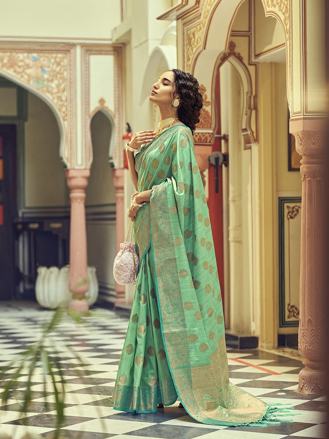 

elora Green & Gold-Toned Woven Design Silk Blend Banarasi Saree