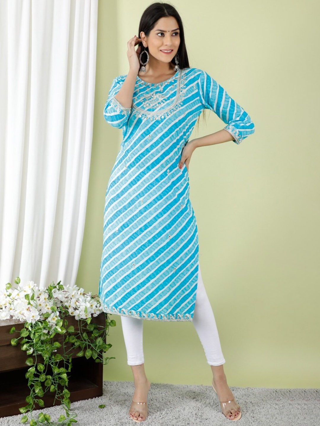 

gvs shoppe Women Blue & White Laheriya Thread Work Kurta