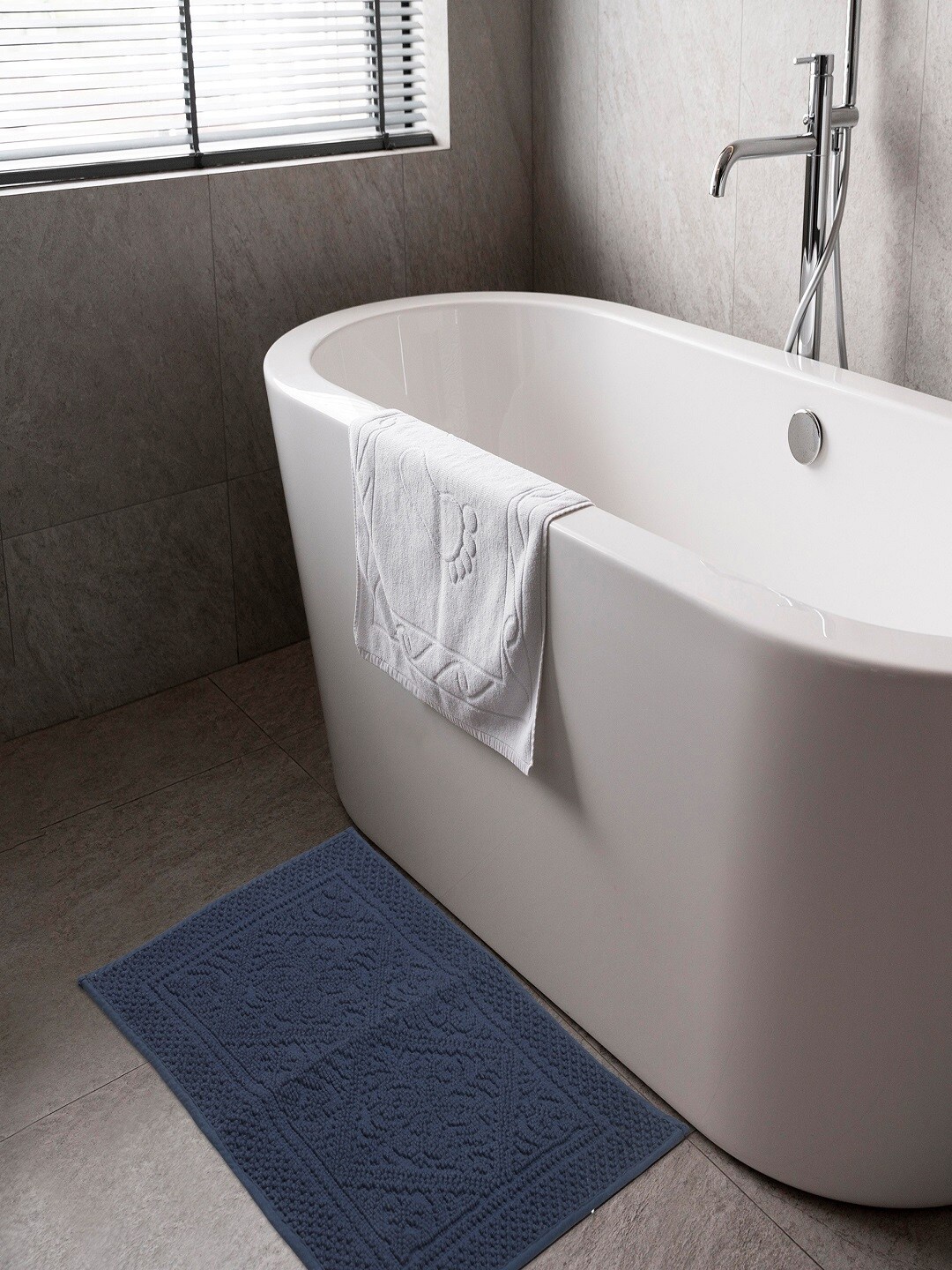 

Pano Navy Blue Textured 1902 GSM Cotton Bath Rugs