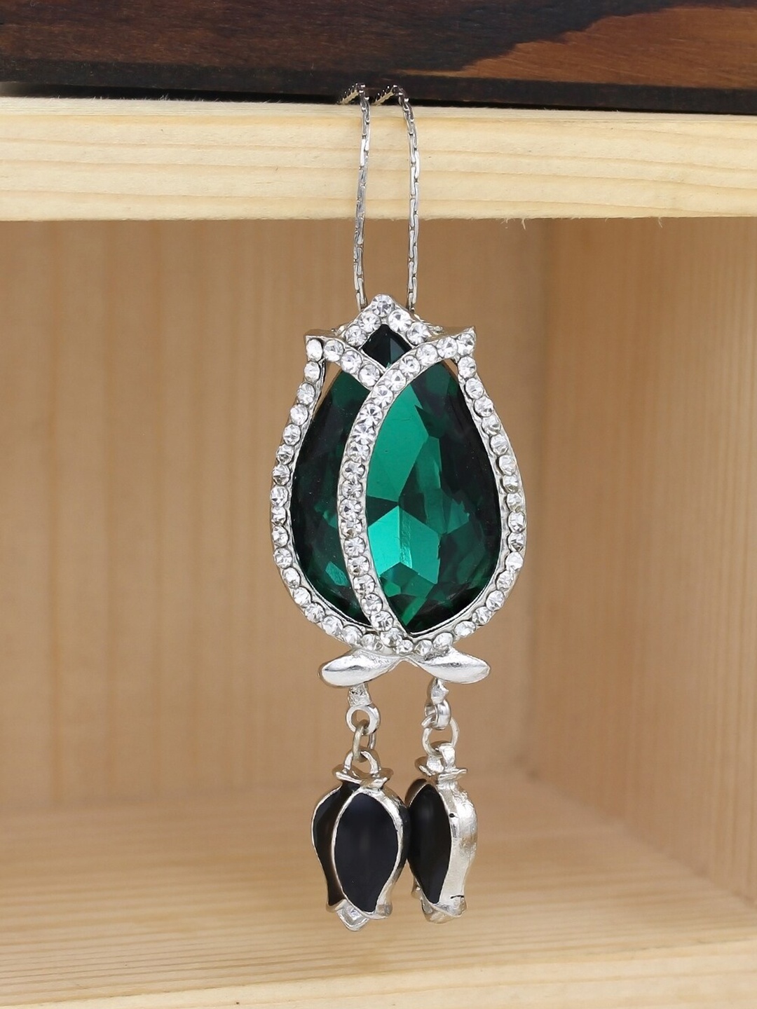 

NAKABH Rhodium-Plated & Green Floral Shaped Crystal Pendant with Chain