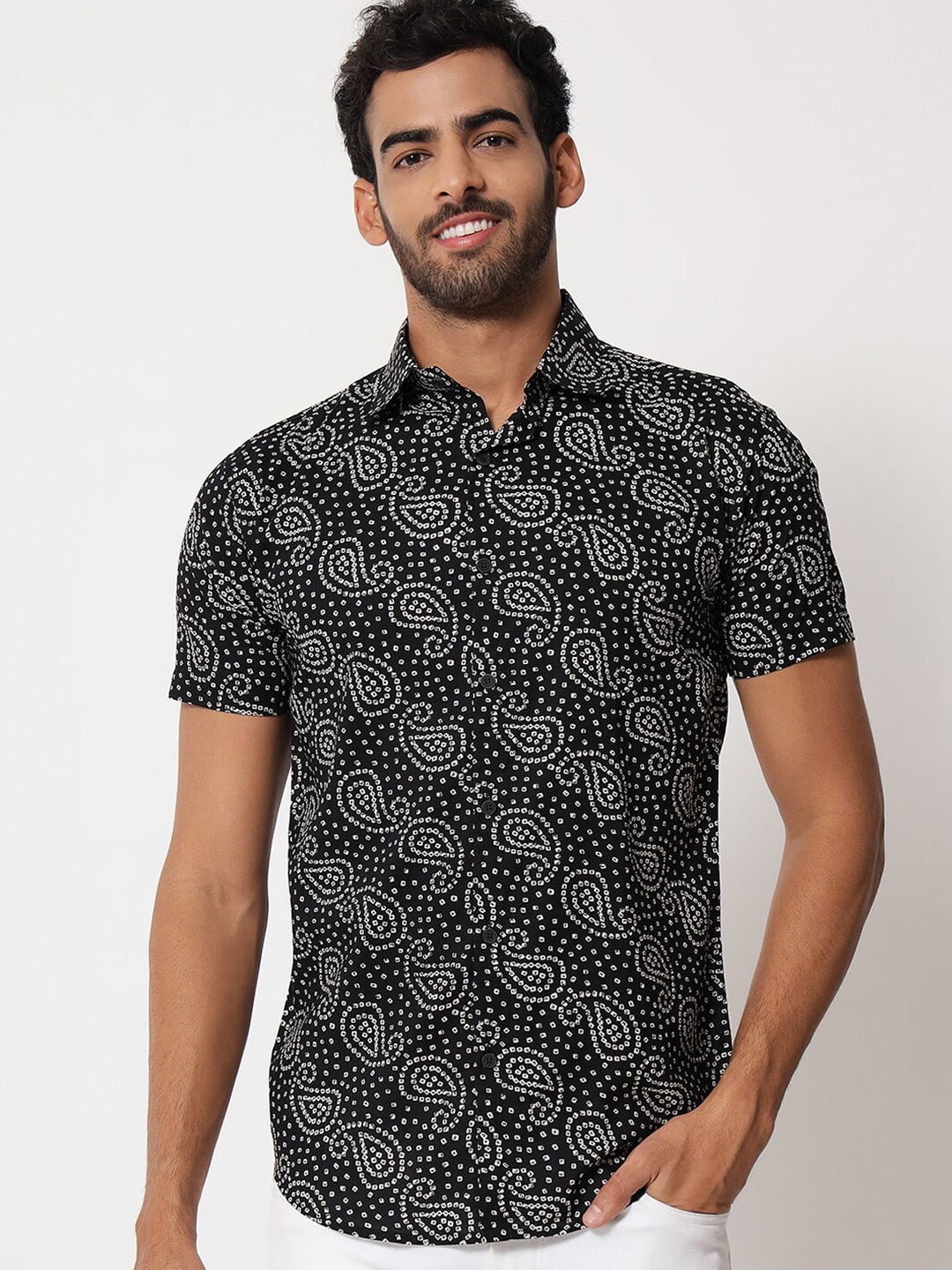 

ESTELA Men Black Printed Short Sleeve Casual Shirt
