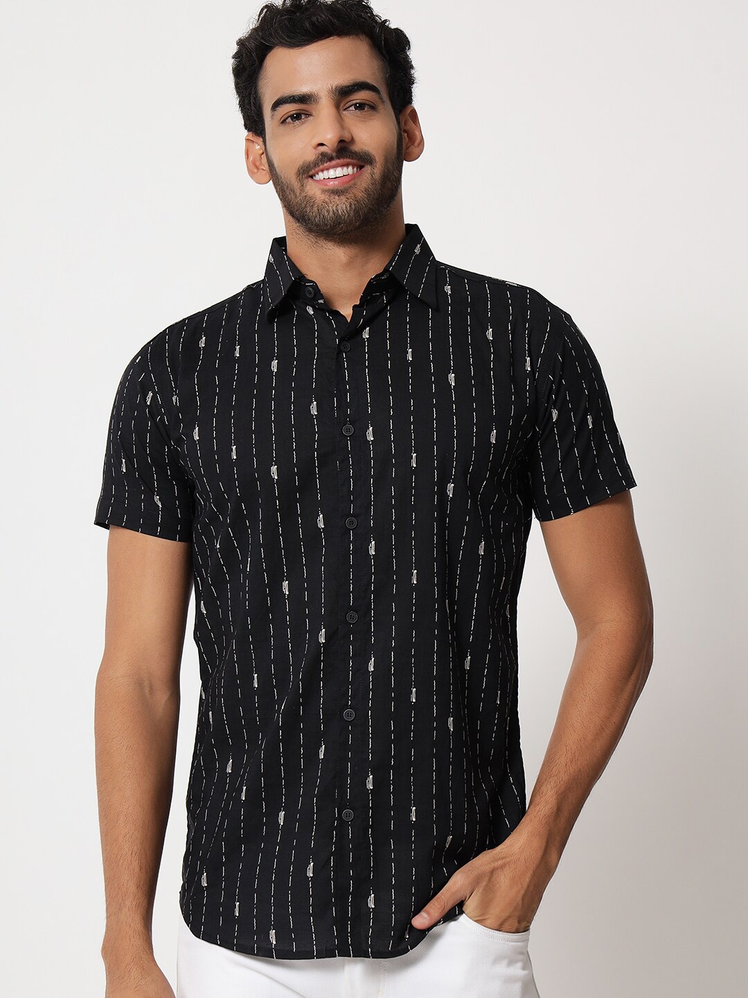 

ESTELA Men Black & White Printed Short Sleeve Casual Shirt