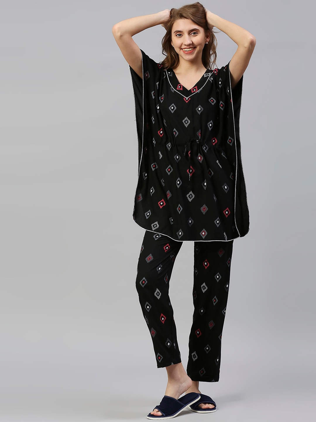 

Pretty Awesome Women Black & White Printed Night suit
