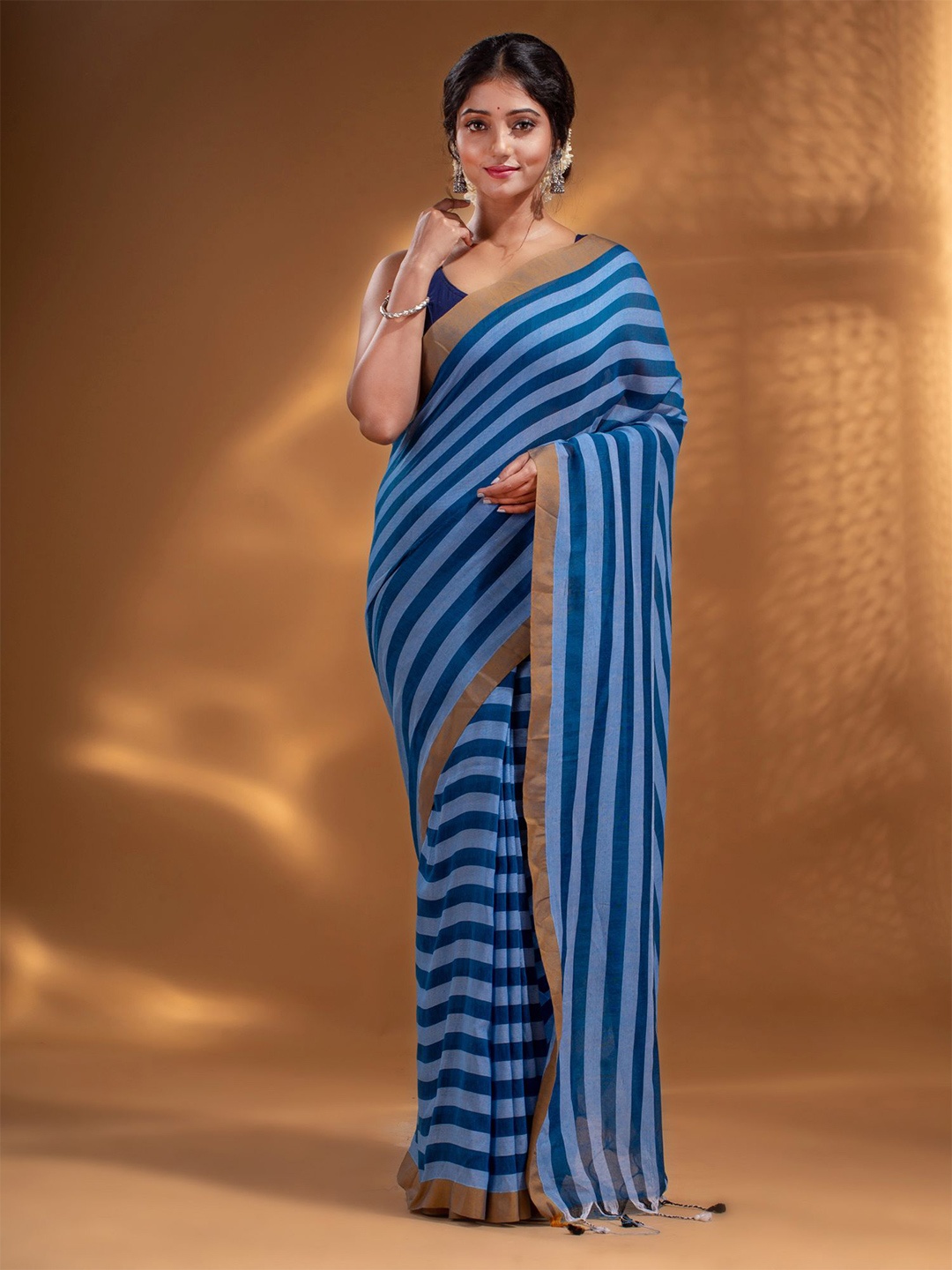 

Arhi Blue & Off White Striped Zari Pure Cotton Saree With Unstitched Blouse Piece