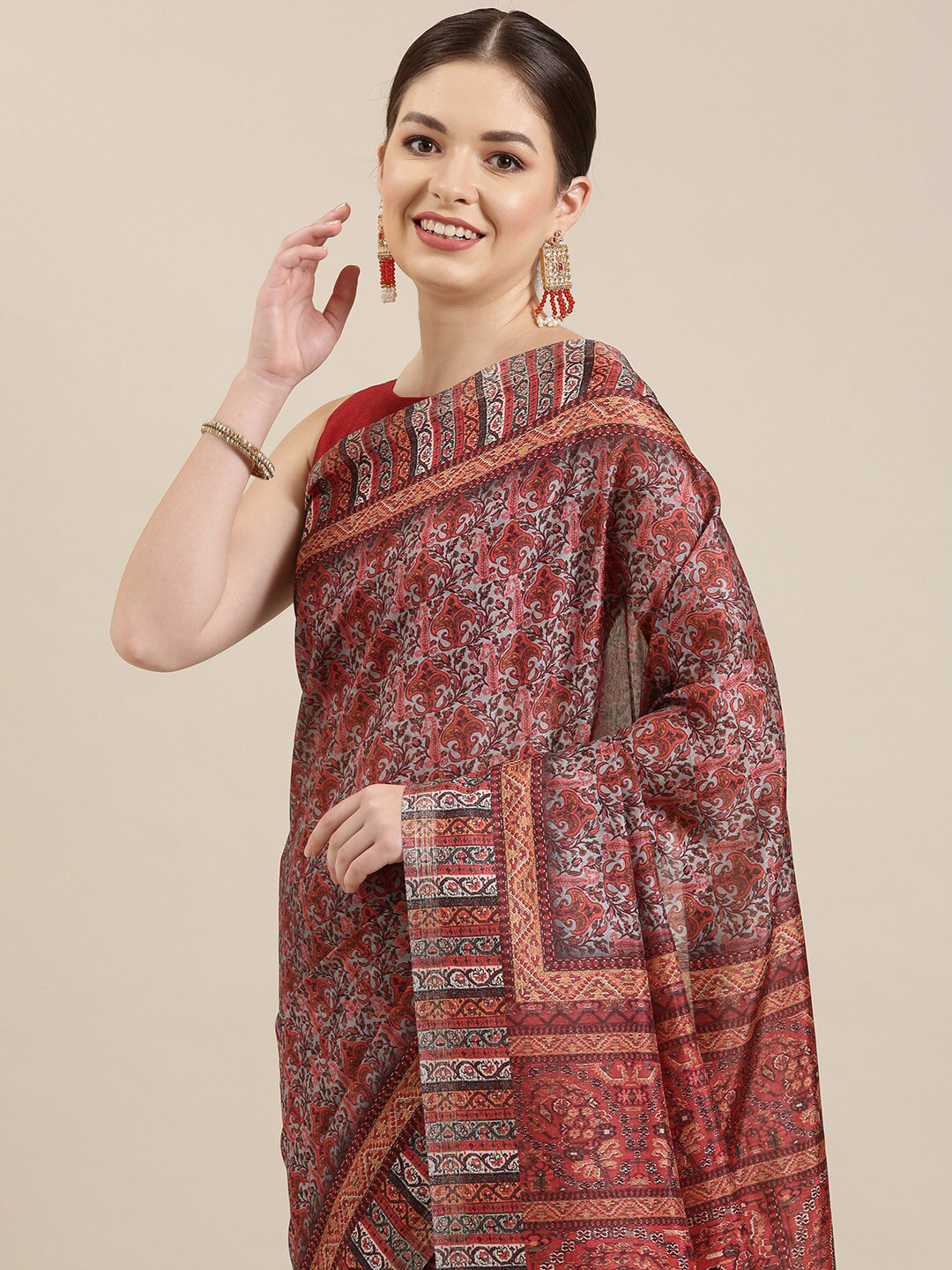 

The Chennai Silks Grey & Peach-Coloured Floral Saree