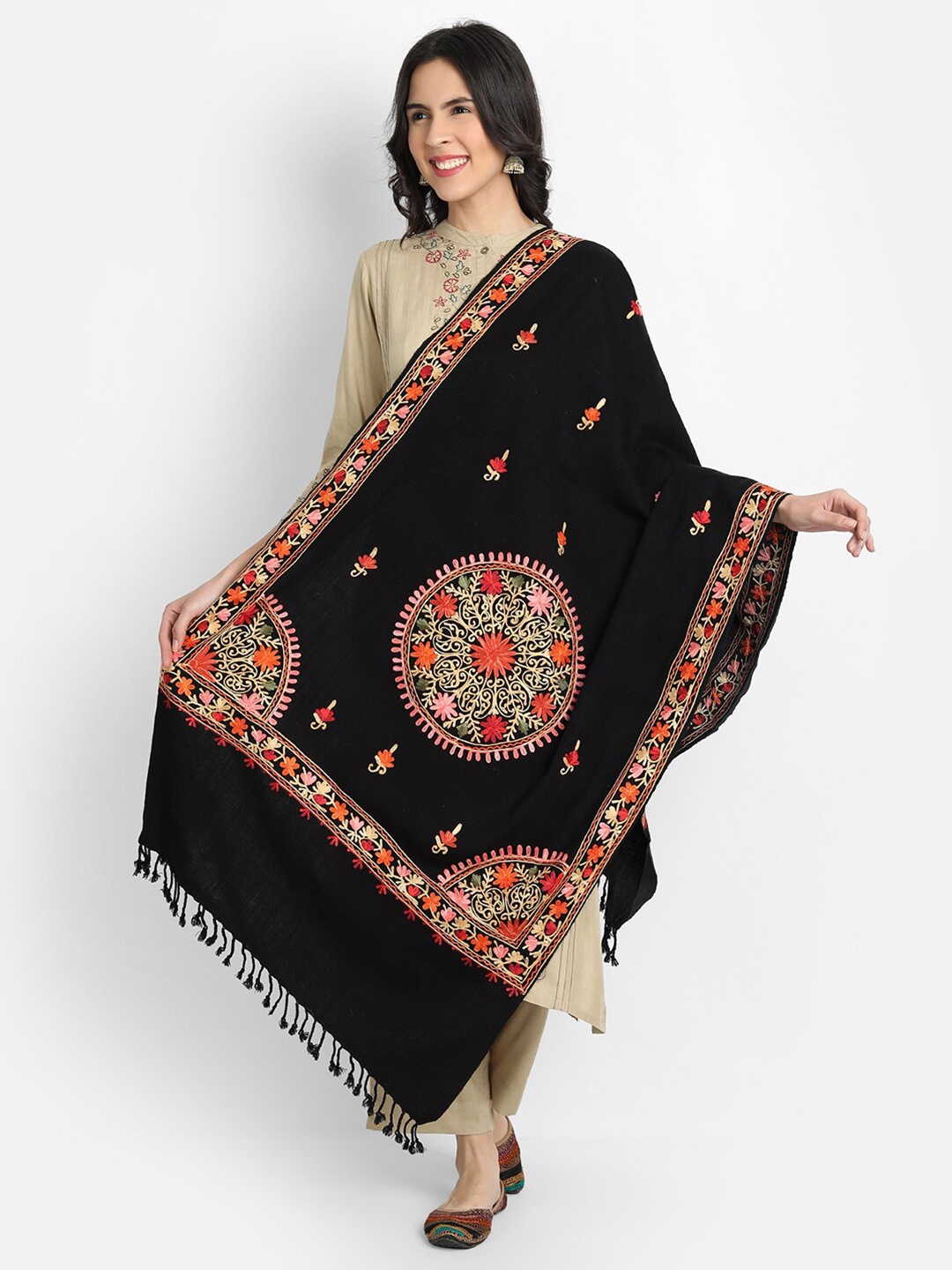 

Zamour Women Black & Green Embroidered Kashmiri Stole