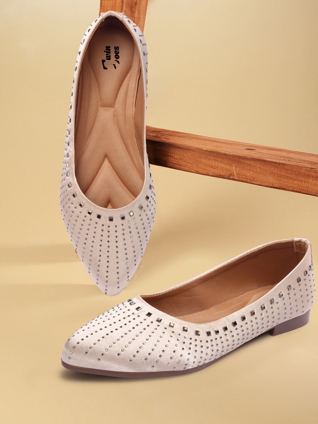 

TWIN TOES Women Beige Ballerinas Flats