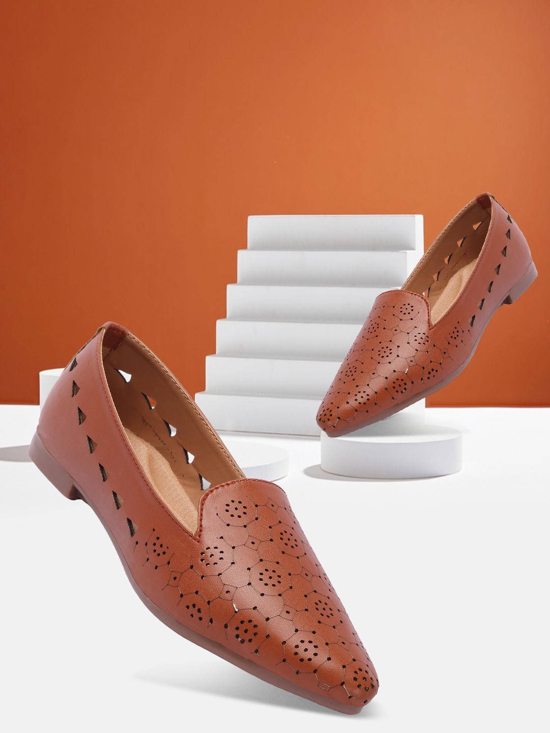 

TWIN TOES Women Tan Brown Mojaris with Laser Cuts Flats