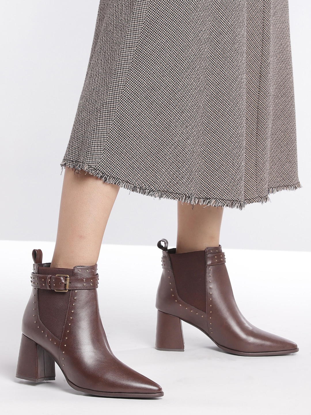 

Roadster Women Black Solid Heeled Chelsea Boots, Coffee brown
