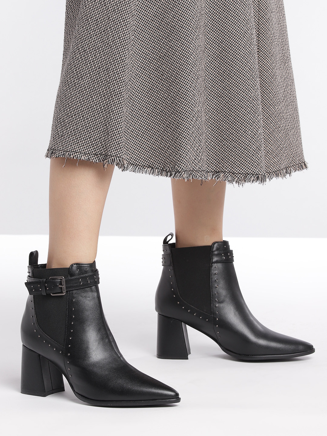 

Roadster Women Black Solid Heeled Chelsea Boots
