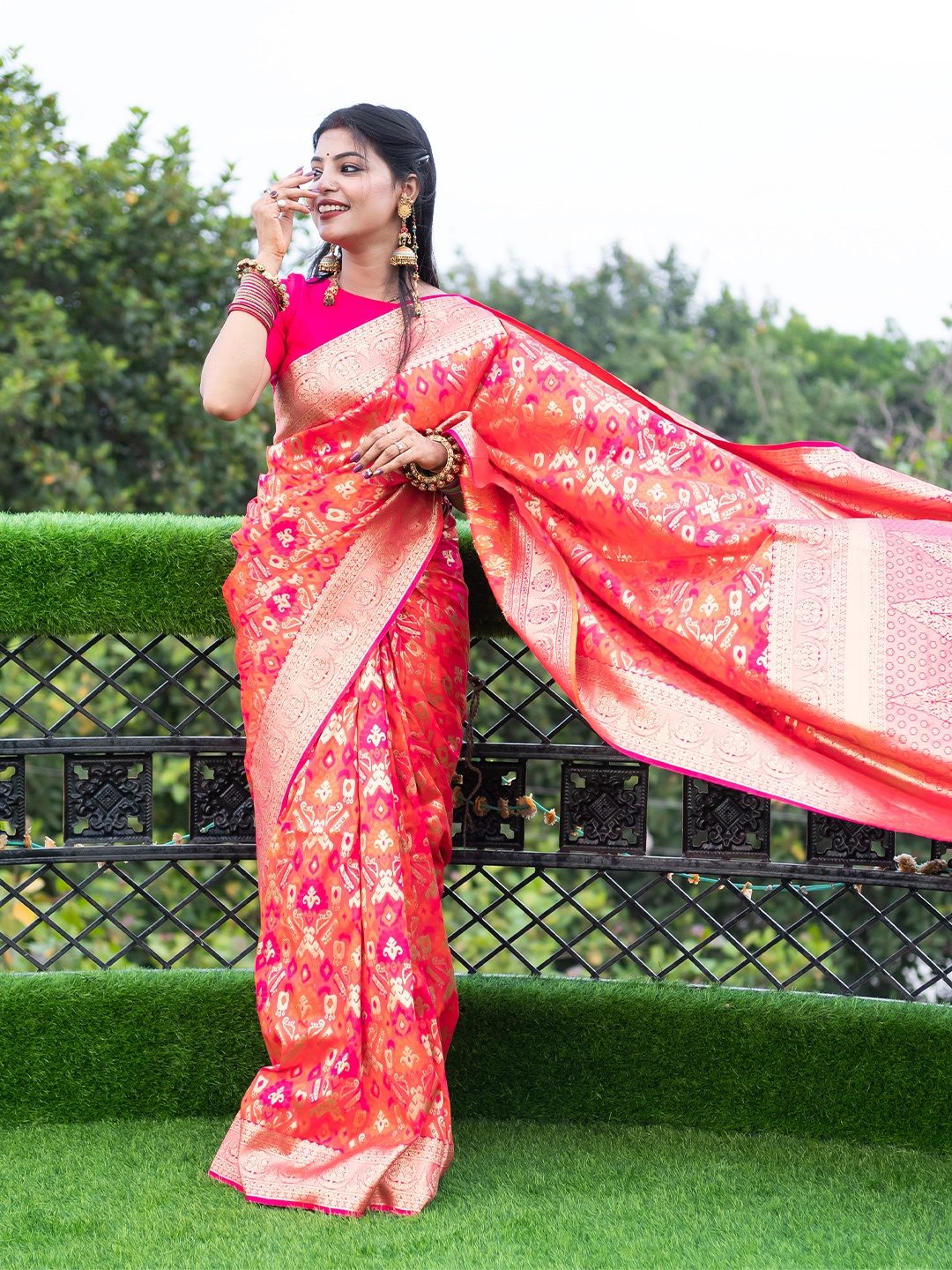

panchhi Pink & Golden Ethnic Motifs Zari Satin Banarasi Saree