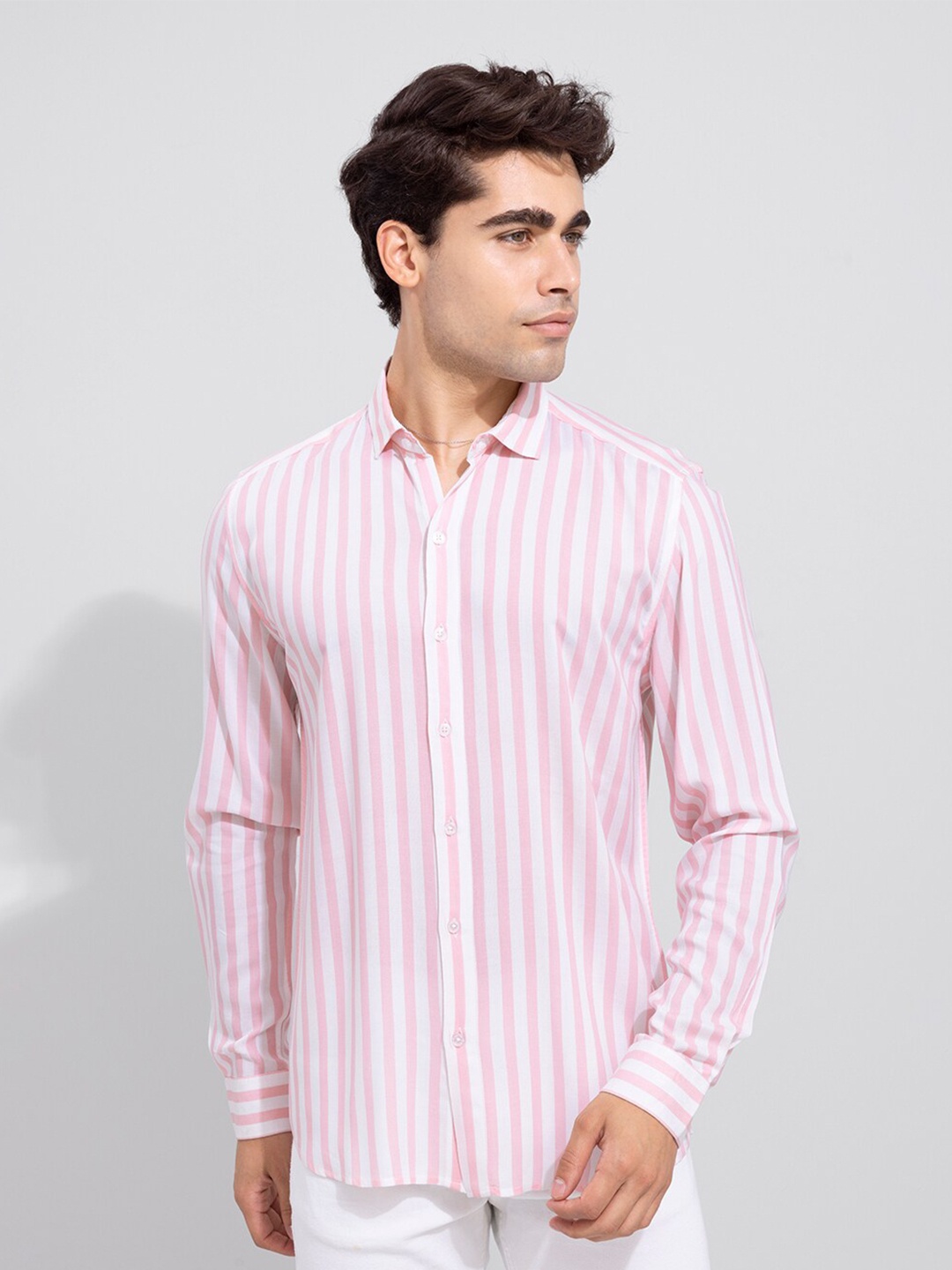 

Snitch Men White and Pink Slim Fit Vertical Striped Casual Shirt