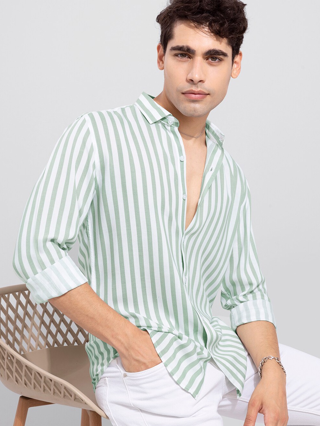 

Snitch Men Green Slim Fit Vertical Striped Casual Shirt