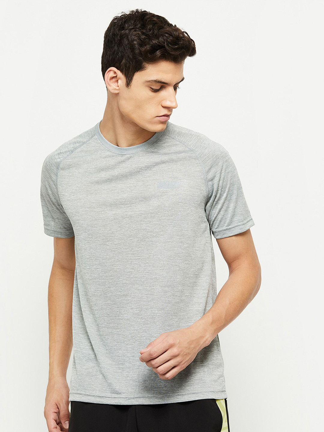 

max Men Grey Solid T-shirt