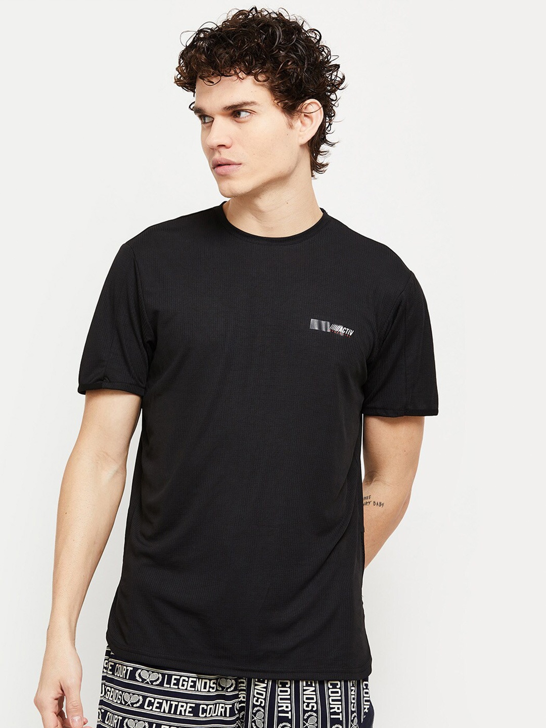 

max Men Black Solid T-shirt