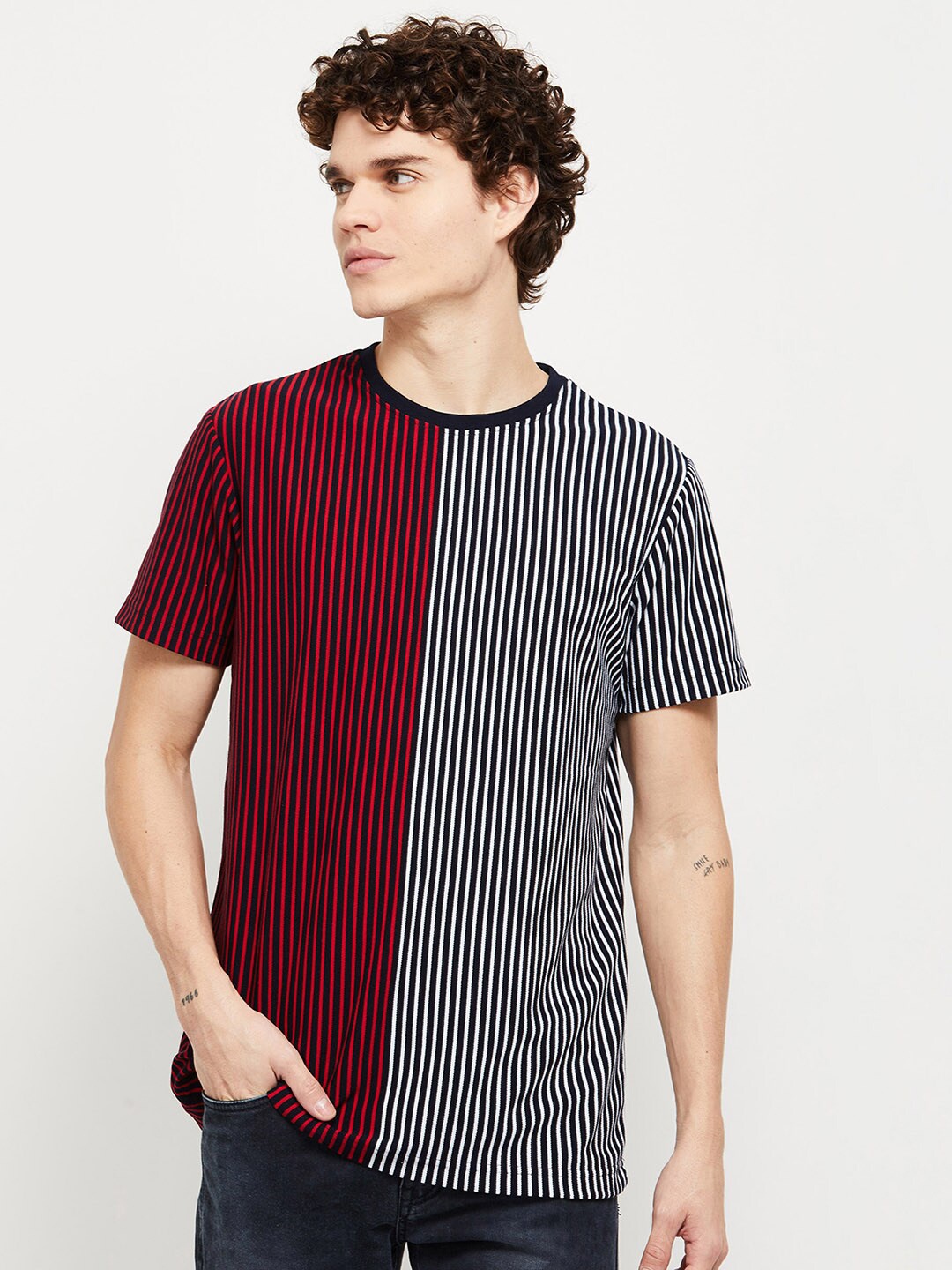 

max Men Red & Navy Blue Striped T-shirt