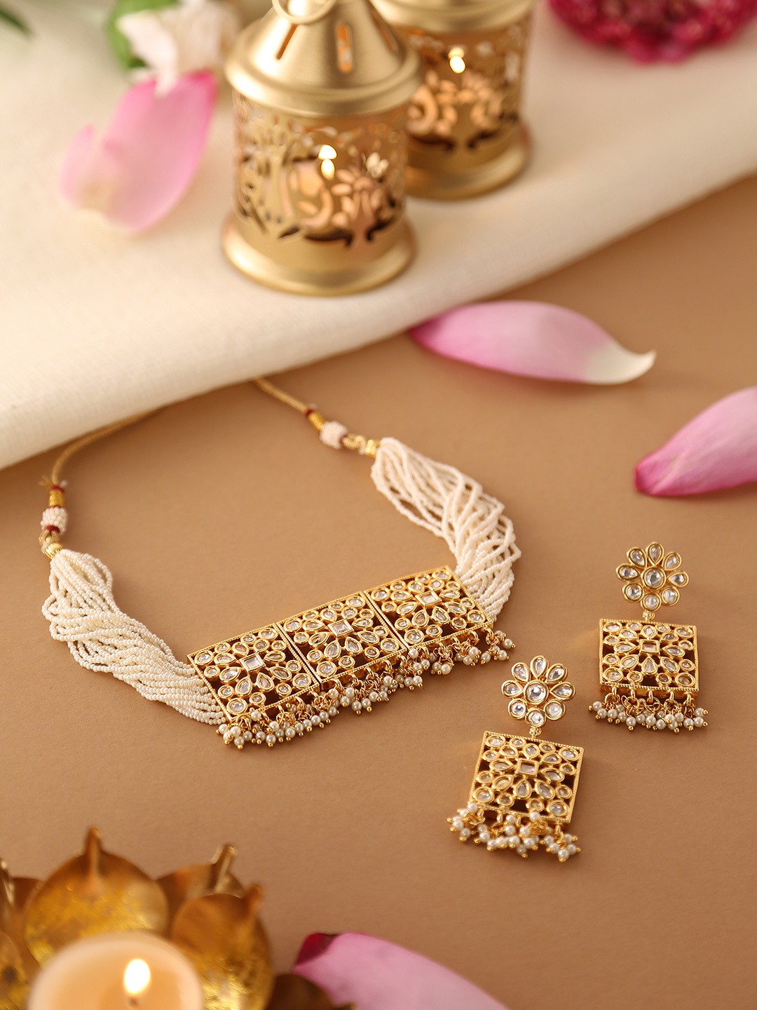

Voylla Gold-Plated White Kundan Studded & Pearls Jewellery Set