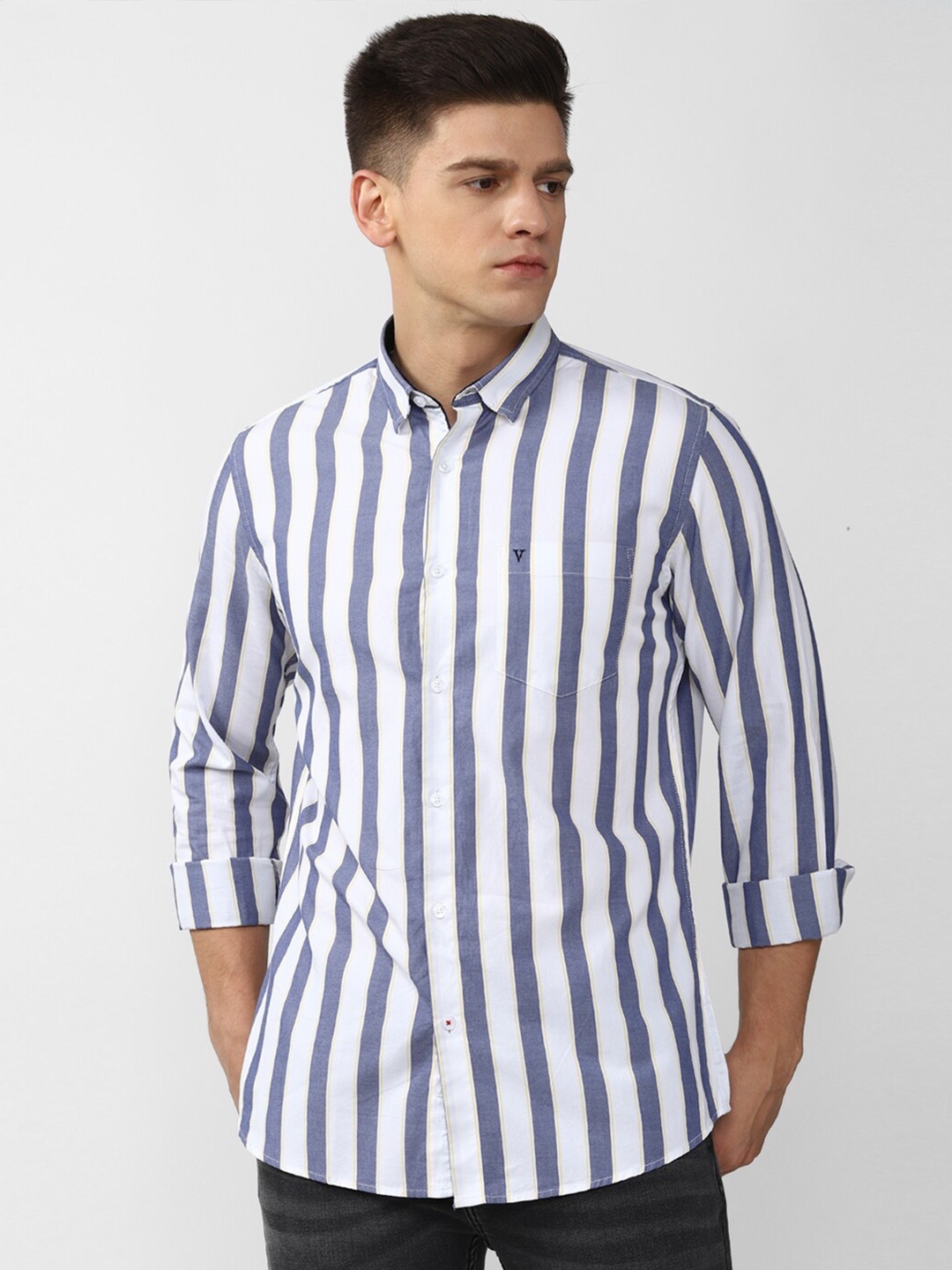 

Van Heusen Sport Men White Slim Fit Striped Casual Shirt