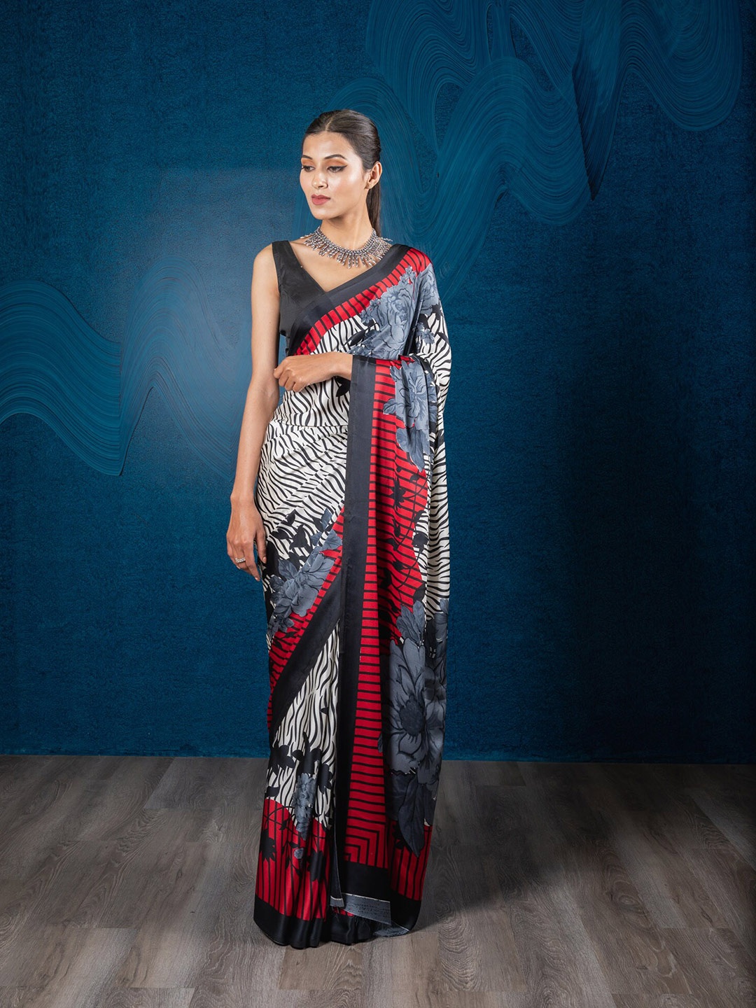 

Exclusiva White & Red Floral Saree