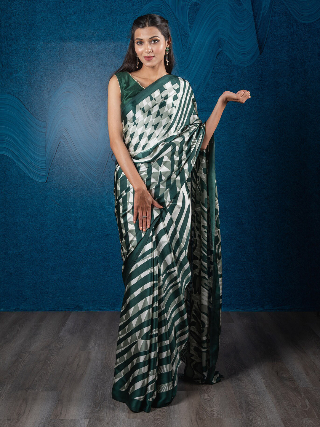 

Exclusiva Green & White Satin Crepe Digital Print Saree