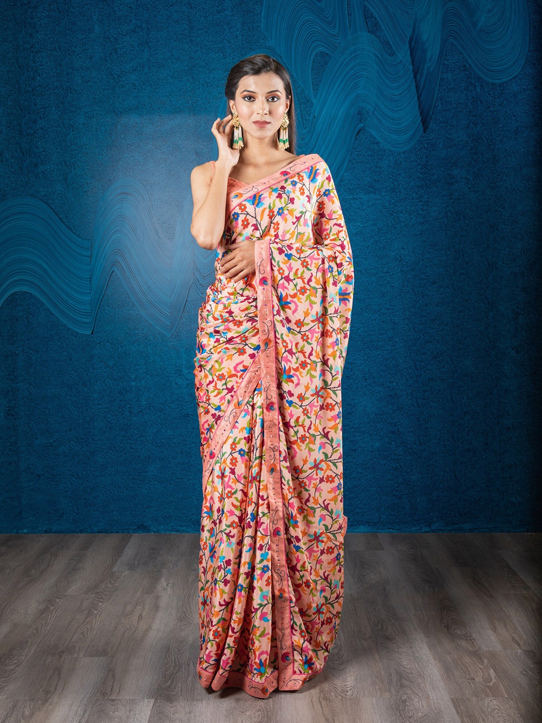 

Exclusiva Women Peach & Green Floral Printed Georgette Saree