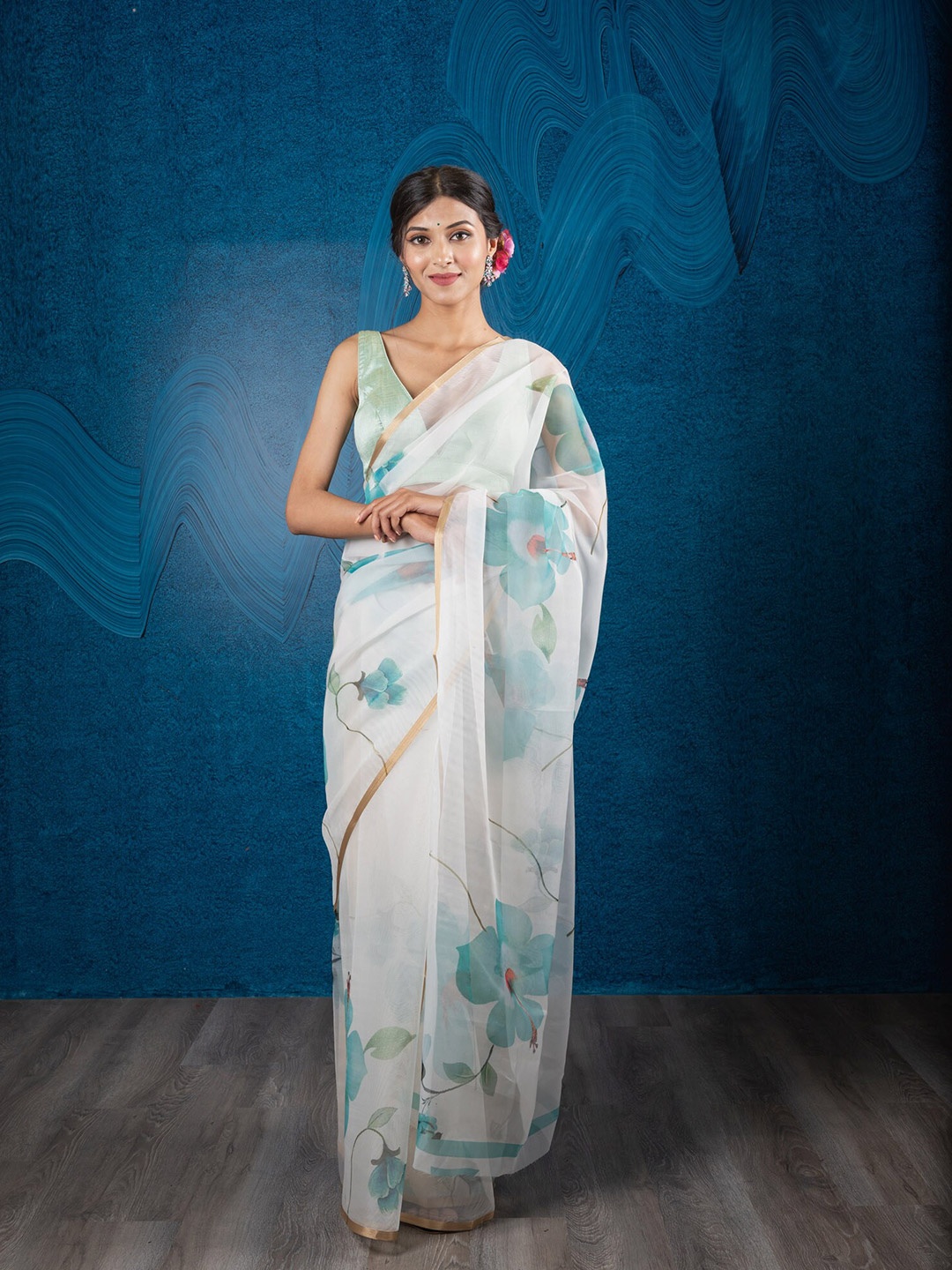 

Exclusiva Women White & Blue Floral Print Organza Saree