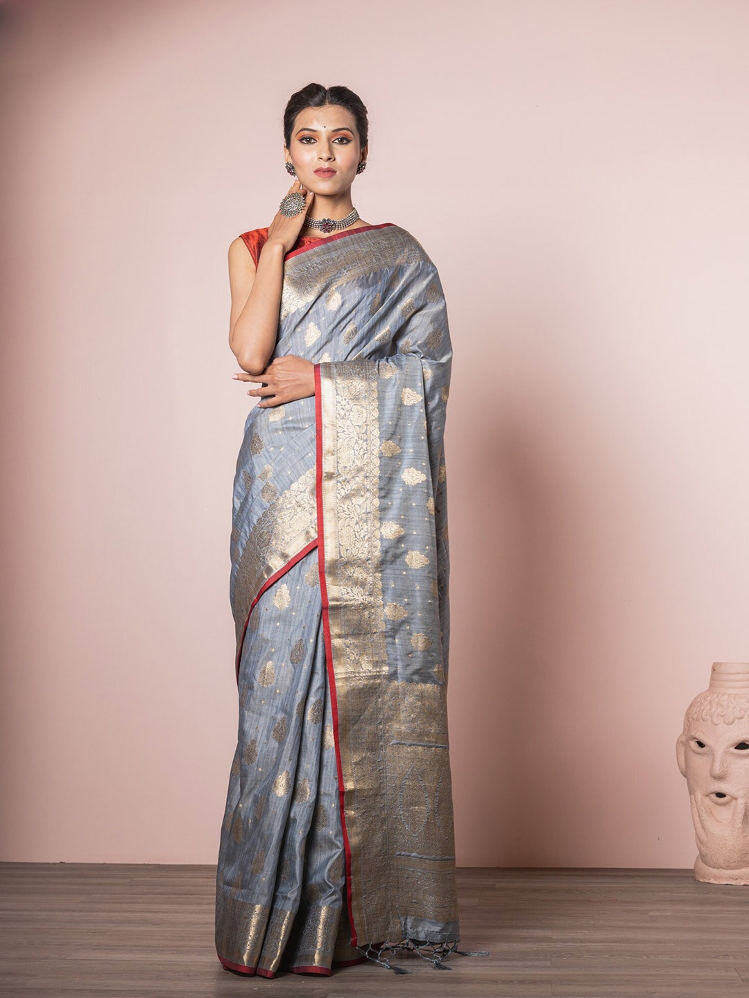 

Exclusiva Women Grey & Gold-Toned Woven Design Zari Silk Blend Banarasi Saree