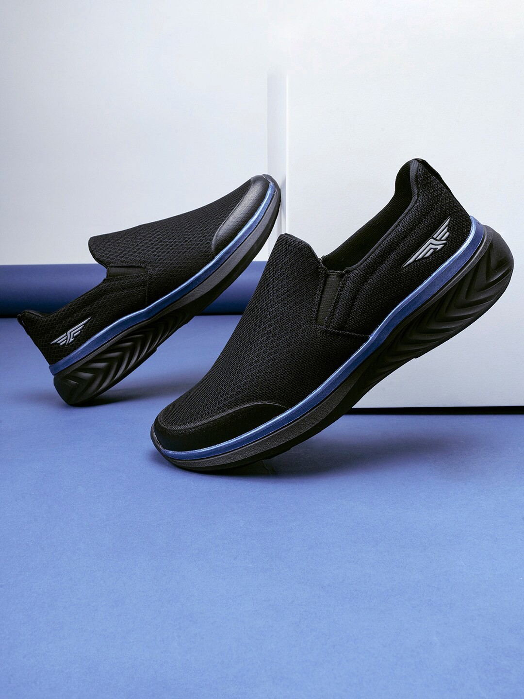 

Red tape Men Textured Walking Shoes, Black