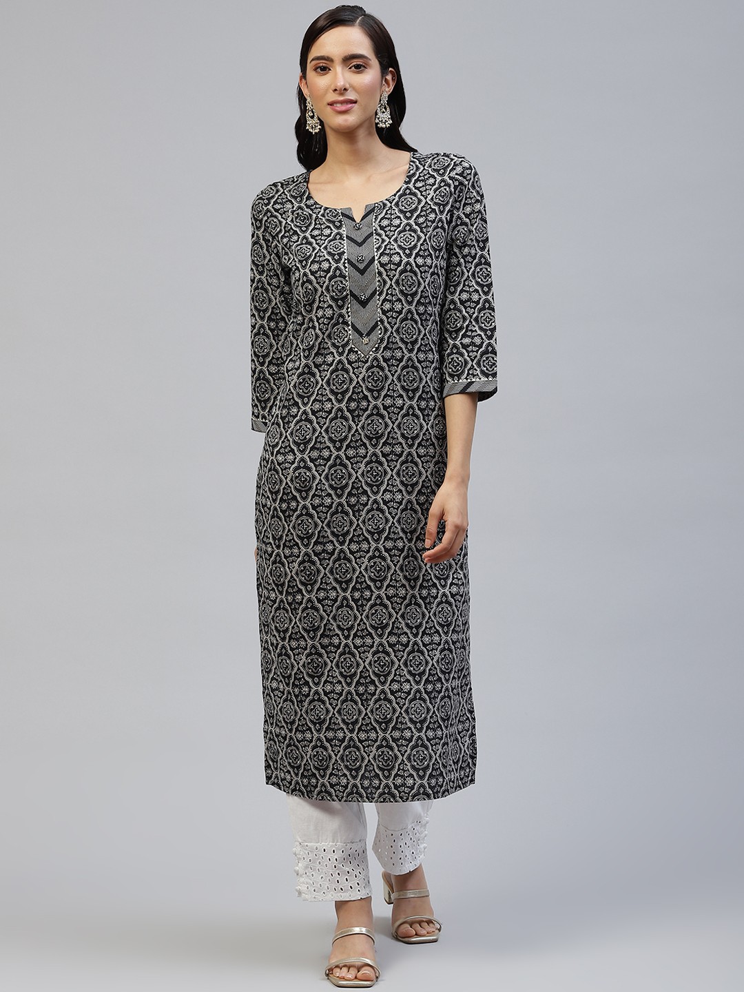 

PIROH Women Black & White Floral Print Cotton Straight Kurta