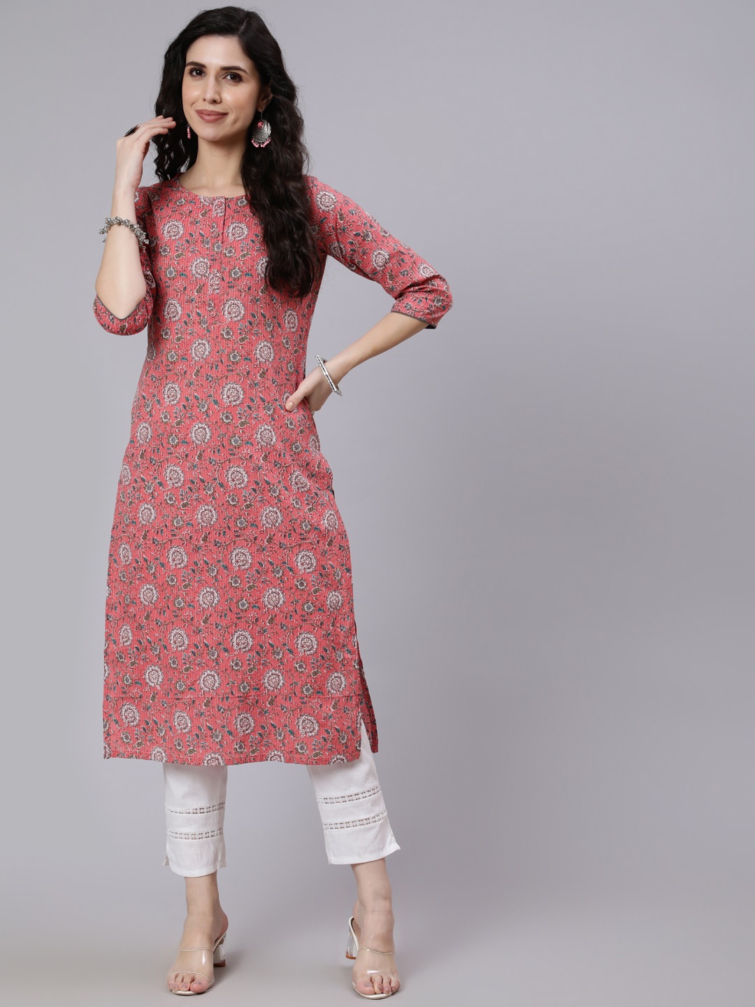 

Nayo Women Pink Floral Printed Straight Kurta With Three Quarter Sleeves