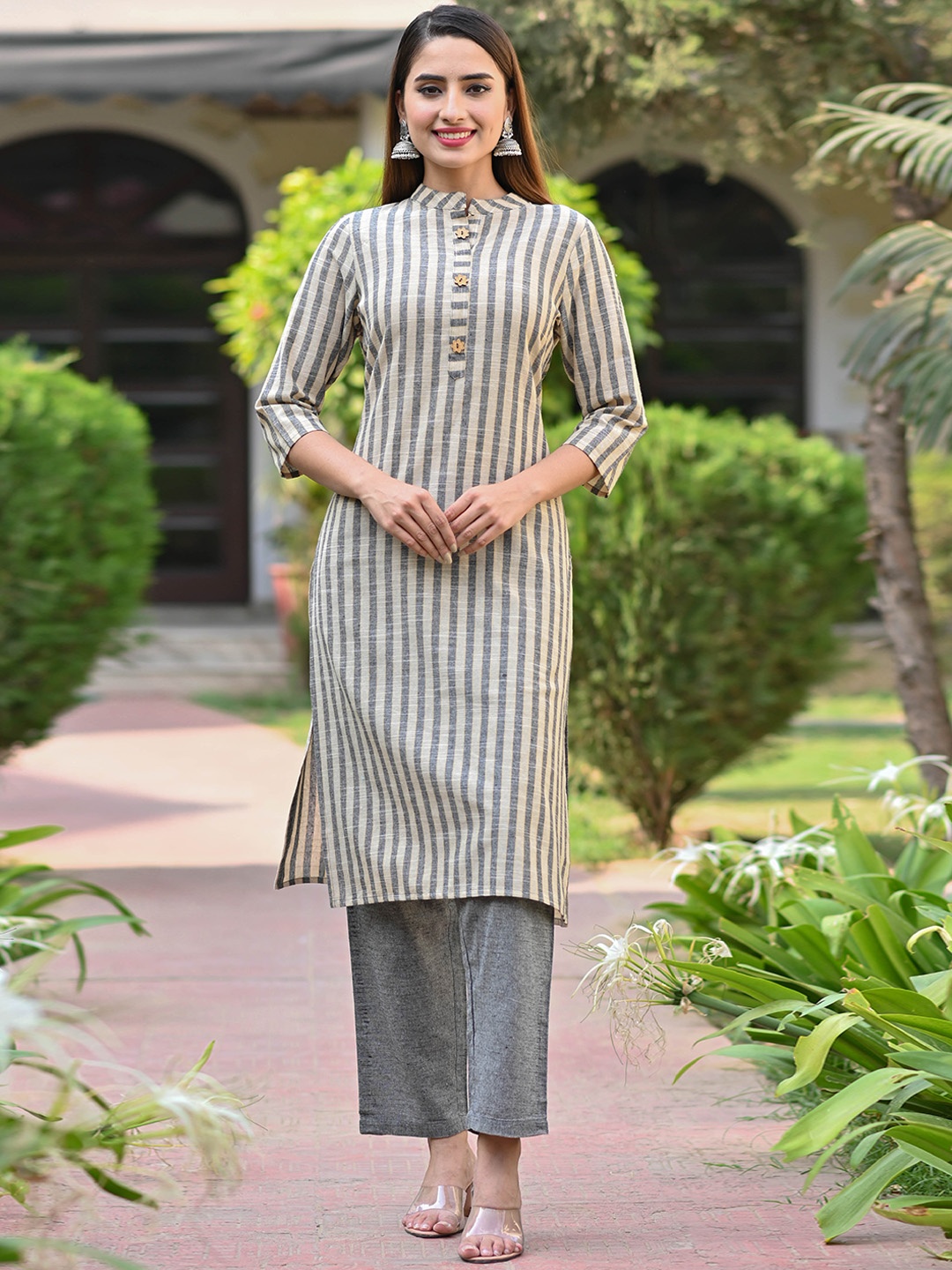 

DORIYA Women Grey Striped Kurta