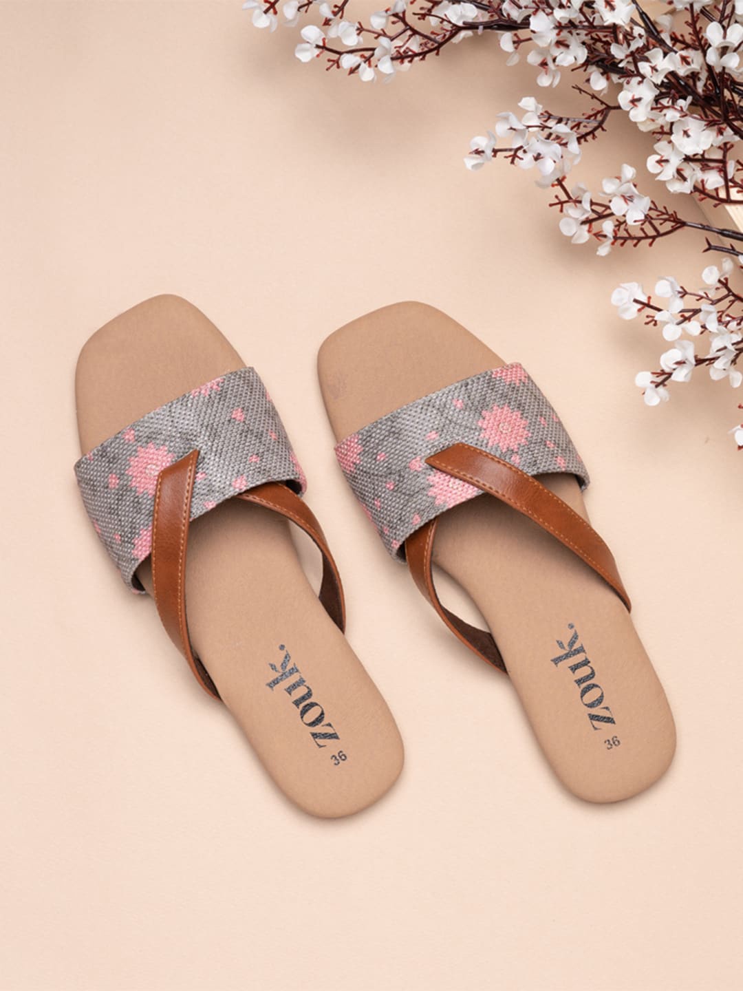 

ZOUK Women Grey Printed One Toe Flats with Embroidered