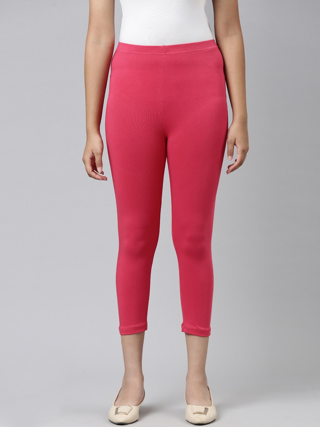 

Go Colors Girls Coral Solid Cotton Three Fourth Slim-Fit Leggings