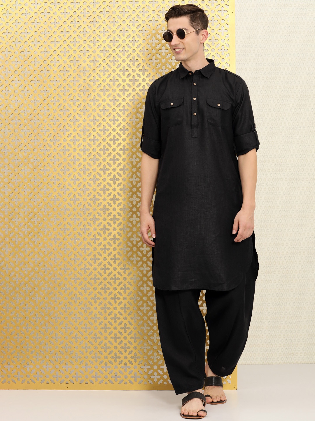 

Ode by House of Pataudi Men Black Solid Pathani Kurta with Salwar