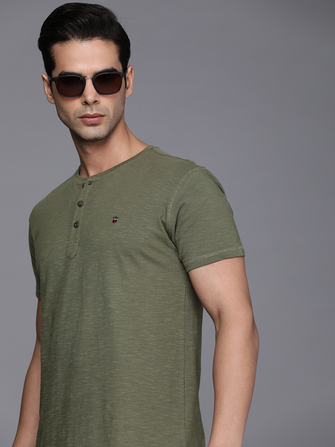 

Louis Philippe Jeans Men Olive Green Solid Henley Neck Pure Cotton Slim Fit T-shirt