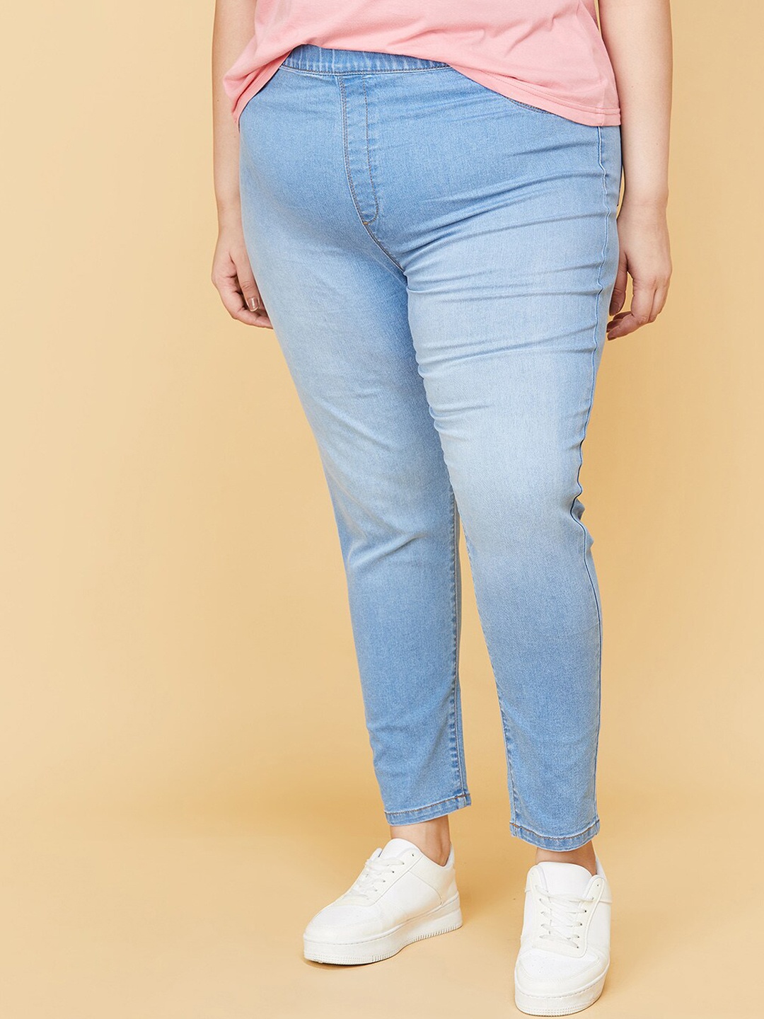 

max Women Plus Size Blue Light Fade Mid-Rise Jeans