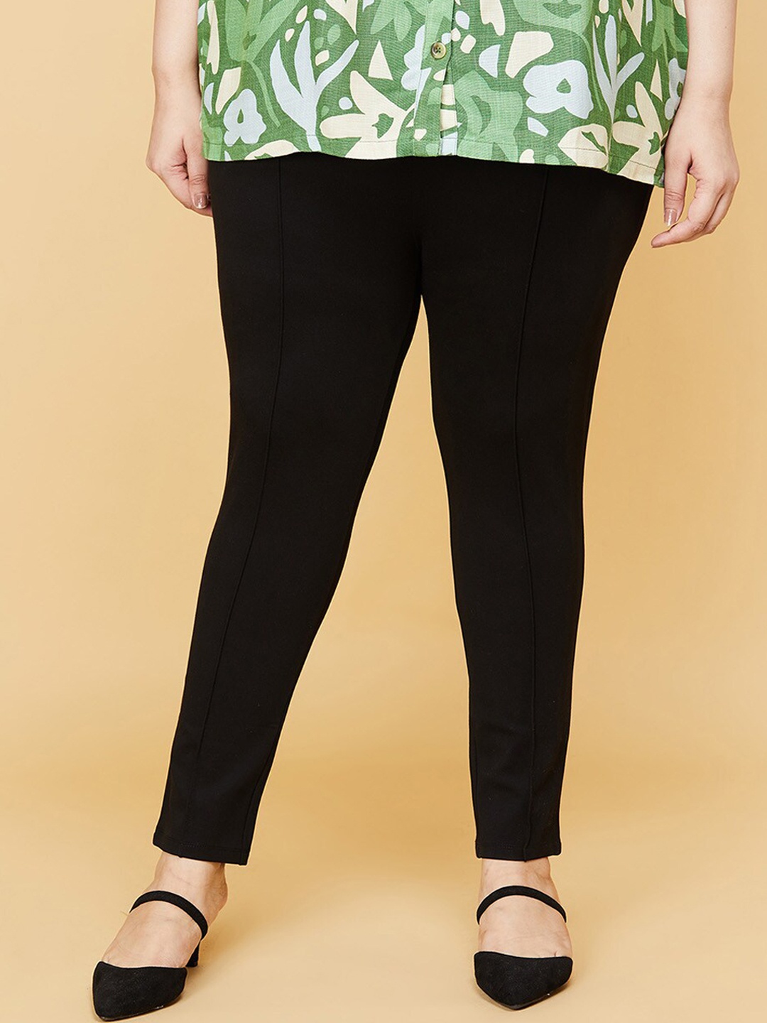 

max Women Black Solid Cotton Jeggings