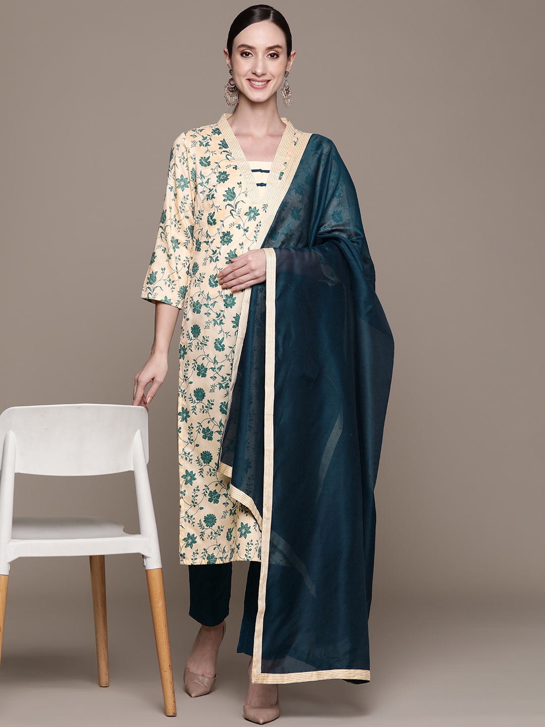 

ZIYAA Women Off White Floral Printed Kurta with Trousers & With Dupatta