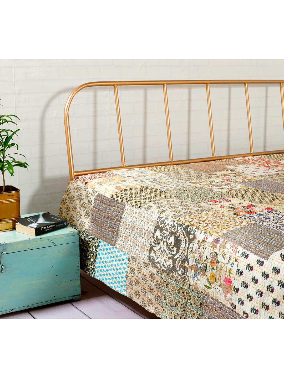 

HANDICRAFT PALACE White & Peach Embroidered 230 TC Cotton Bed Cover