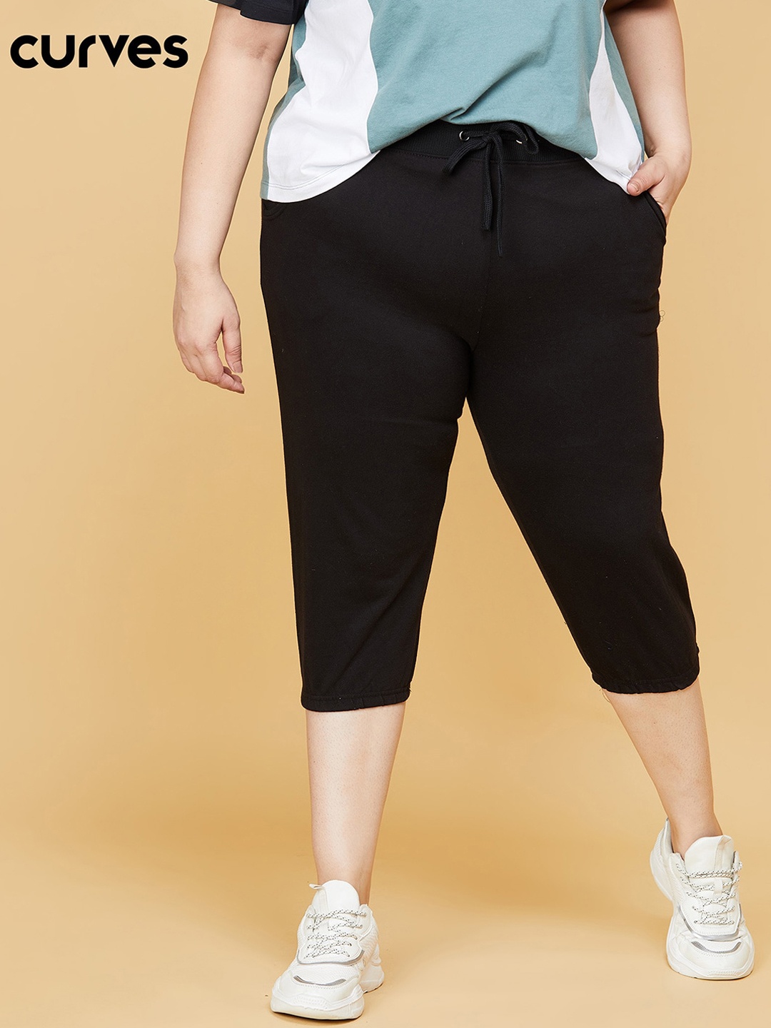 

max Plus Size Women Black Regular Fit Capris