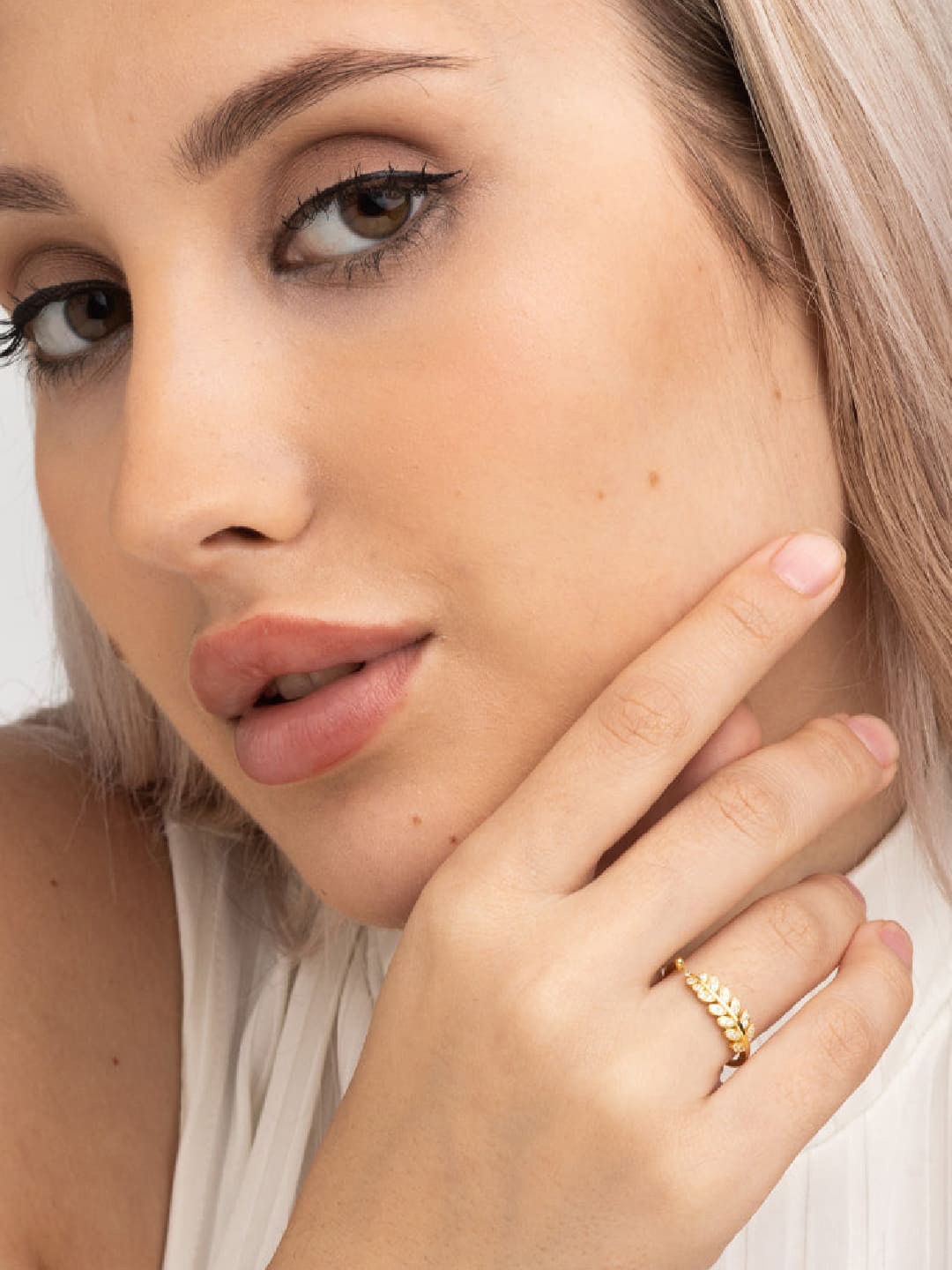 

PALMONAS 925 Sterling Silver 18K Gold-Plated White Stone-Studded Feather Touch Finger Ring