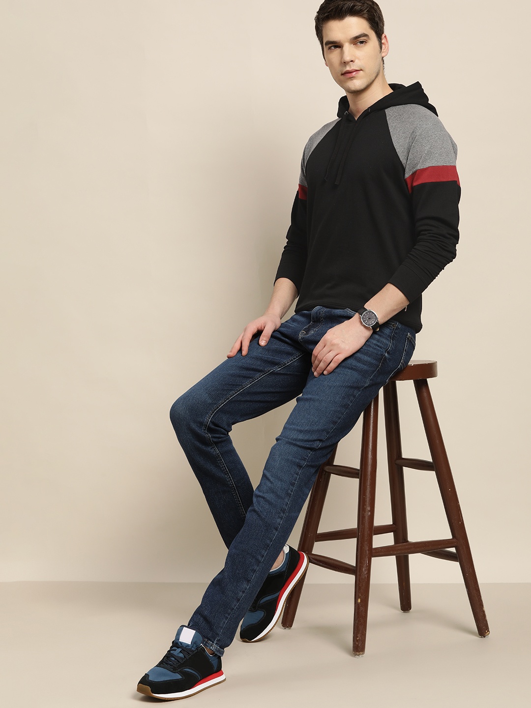 

INVICTUS Men Black Solid Pure Cotton Raglan Sleeves Hooded Sweatshirt